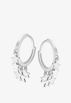 Boucles d'oreilles en argent en forme de hoop, ornées de cinq charms en forme d'étoile pendants, finition polie, forme semi-circulaire et fermeture à cliquet sécurisée.