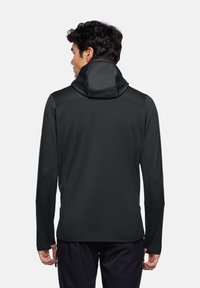 Felpa nera con finitura testurizzata, dotata di colletto alto e maniche allungate. Il design è elegante, senza loghi o accenti visibili.