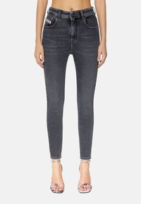 Jeans ajustados en denim gris oscuro con una textura suave, cintura alta, bolsillos frontales y detalles de costura blanca en contraste.