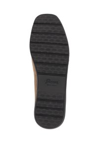 Braune Wildlederschuhe mit einer schwarzen Gummisohle. Die Sohle verfügt über ein strukturiertes Muster mit rautenförmigen Formen für besseren Halt. Logo seitlich eingeprägt.