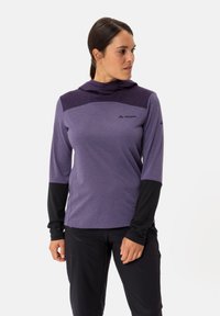 Maglietta viola a maniche lunghe con cappuccio, caratterizzata da un pannello viola scuro sul petto e maniche nere. Logo visibile sul davanti.