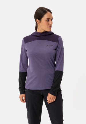 Maglietta viola a maniche lunghe con cappuccio, caratterizzata da un pannello viola scuro sul petto e maniche nere. Logo visibile sul davanti.