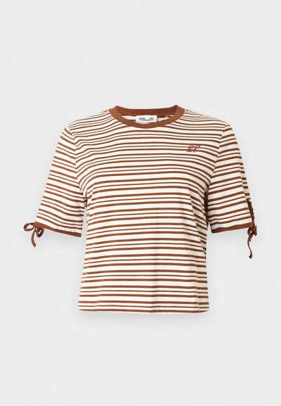 Καφέ και λευκό πουκάμισο με οριζόντιες ρίγες και κοντά μανίκια, με δεμένες άκρες μανικιών και καφέ γιακά, με μικρό κεντημένο λογότυπο στο στήθος.