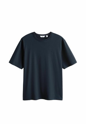 T-shirt à manches courtes de couleur bleu marine foncé uni avec un petit logo discret sur la poitrine gauche, présenté sur un fond blanc.