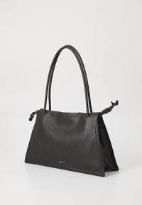 Borsa a mano nera in pelle con un design strutturato, dotata di due manici lunghi e un accento del logo dorato. Texture liscia e forma angolare.