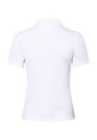 Valge lühikeste varrukatega polo särk klassikalise kraega, sile kangastekstuuri ja ilma nähtavate mustrite või kaunistusteta seljal.