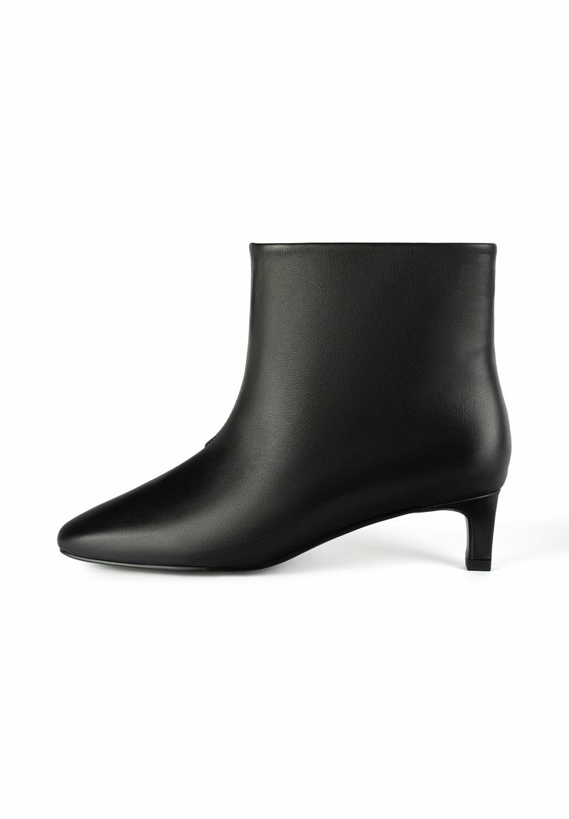Schwarze Lederstiefelette mit spitzer Zehe und 5 cm konischem Absatz. Glatte Textur und nahtloses Design, mit hohem Schaft und ohne sichtbare Verschlüsse.