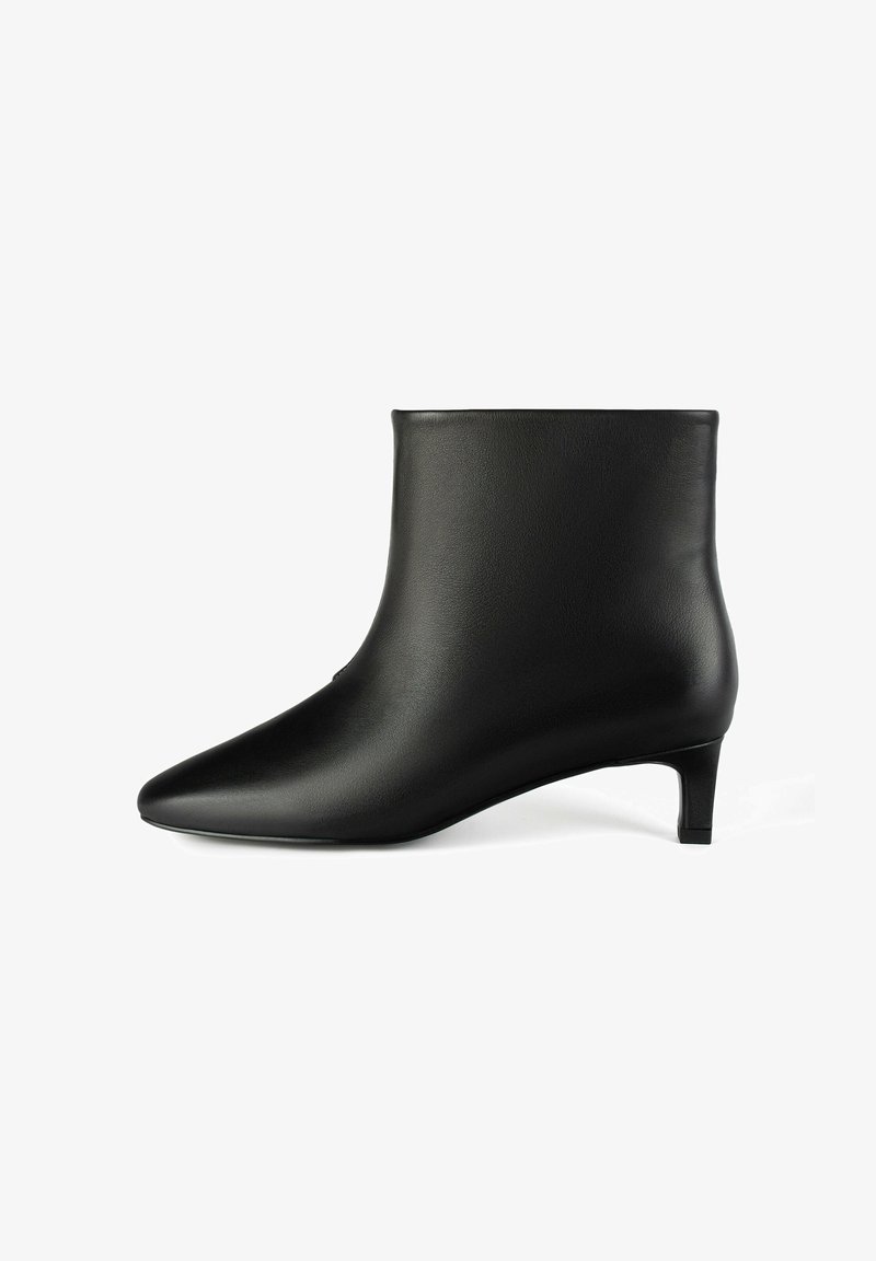 Schwarze Lederstiefelette mit spitzer Zehe und 5 cm konischem Absatz. Glatte Textur und nahtloses Design, mit hohem Schaft und ohne sichtbare Verschlüsse.