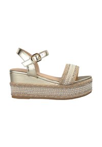 Plateau-sandalen met een metallic gouden bovenkant, brede parelstrap en geweven jute zool. Beschikt over een enkelbandje met een gesp-sluiting.