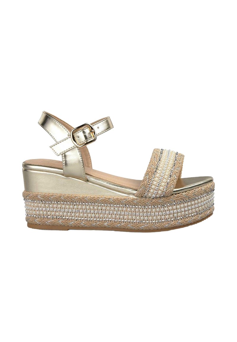 Plateau-sandalen met een metallic gouden bovenkant, brede parelstrap en geweven jute zool. Beschikt over een enkelbandje met een gesp-sluiting.
