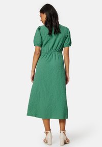 Bubbleroom V-NECK STRUCTURED SLIT MIDI DRESS - Denní šaty - green