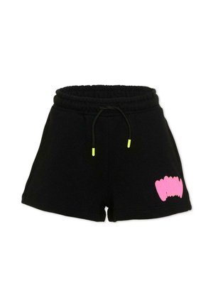 Zwarte shorts met een elastische tailleband en zwarte trekkoorden met gele uiteinden, en een kleine roze afbeelding op het onderste rechterbeen.
