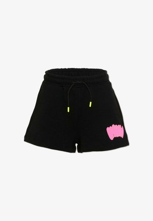 Zwarte shorts met een elastische tailleband en zwarte trekkoorden met gele uiteinden, en een kleine roze afbeelding op het onderste rechterbeen.