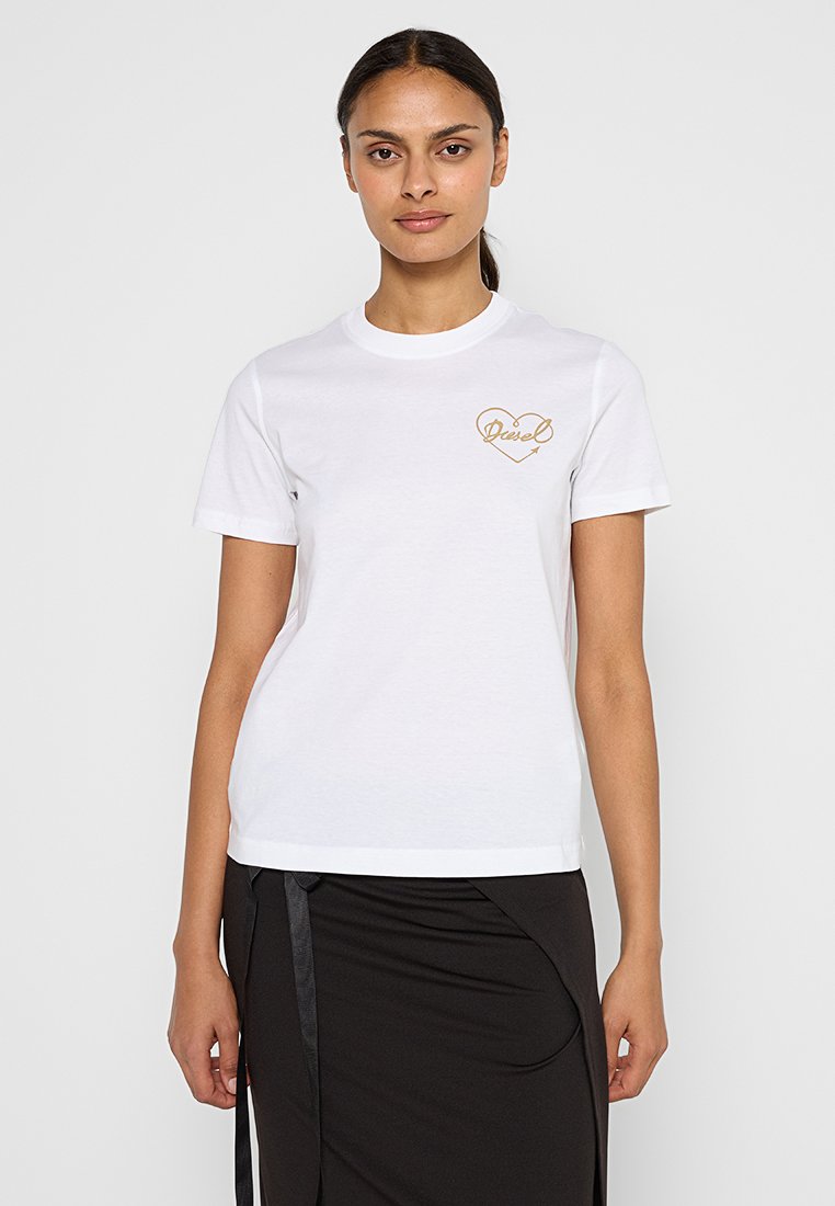 Biała bawełniana koszulka z logo złotego serca i strzały na lewej piersi. Klasyczny krój z krótkim rękawem i okrągłym dekoltem.