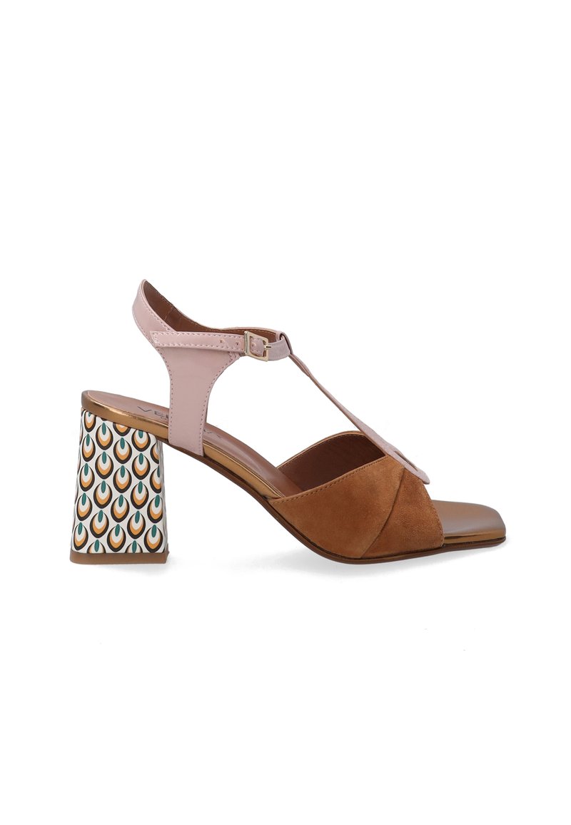 Tan og pink sandal med T-stroppedesign. Har en mønstret blokhæl med cirkulære motiver i blå, orange og grønt.