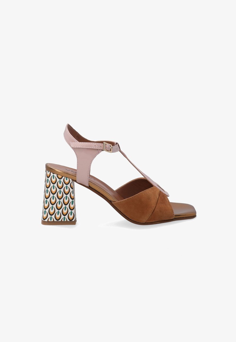 Tans en roze sandalen met een T-sleuf ontwerp. Kenmerkt een gepatterneerde blokhak met cirkelvormige motieven in blauw, oranje en groen.