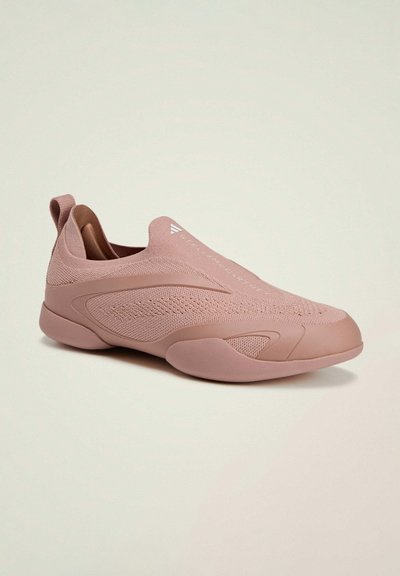 Zapatos rosas tipo slip-on con parte superior de malla transpirable, puntera redondeada y suela de caucho. Presentan un logo impreso en el lateral y un diseño texturizado.
