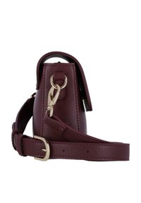 Borsa a mano in pelle bordeaux con forma strutturata, dettagli in metallo dorato, una tracolla removibile e una finitura in rilievo.