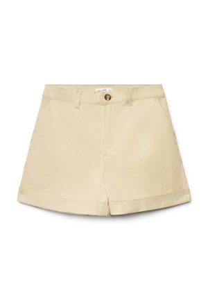 Shorts en coton beige avec ourlets repliés, fermeture avant à boutons, passants pour ceinture et poches latérales, posés à plat sur un fond blanc.