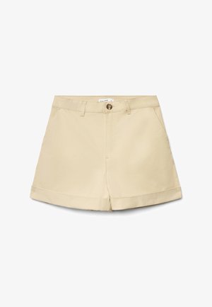 Shorts in cotone beige con orli risvoltati, chiusura frontale con bottoni, passanti per cintura e tasche laterali, stesi su uno sfondo bianco.