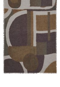 Abstrakcyjny wzorzysty materiał tekstylny z dużymi geometrycznymi kształtami w odcieniach brązu, beżu i ciemnej purpury. Krawędzie mają frędzlowane wykończenie, wykonane z miękkiej tkaniny.