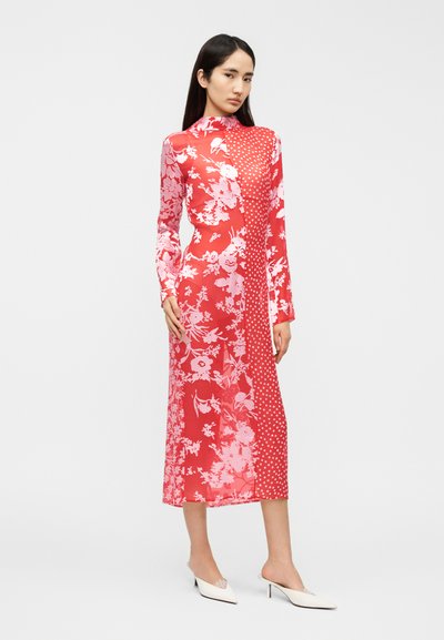 Κόκκινο φόρεμα με μακριά μανίκια που διαθέτει σχέδια με λουλούδια και πουά, ψηλό λαιμό και ίσια γραμμή. Λείο ύφασμα με γυαλιστερό φινίρισμα.