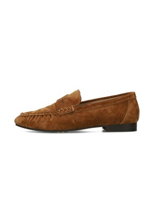 Brauner Wildleder-Slipper mit aufgenähten Details, niedrigem schwarzem Absatz und Schlupf-Design, seitlich auf weißem Hintergrund gezeigt.
