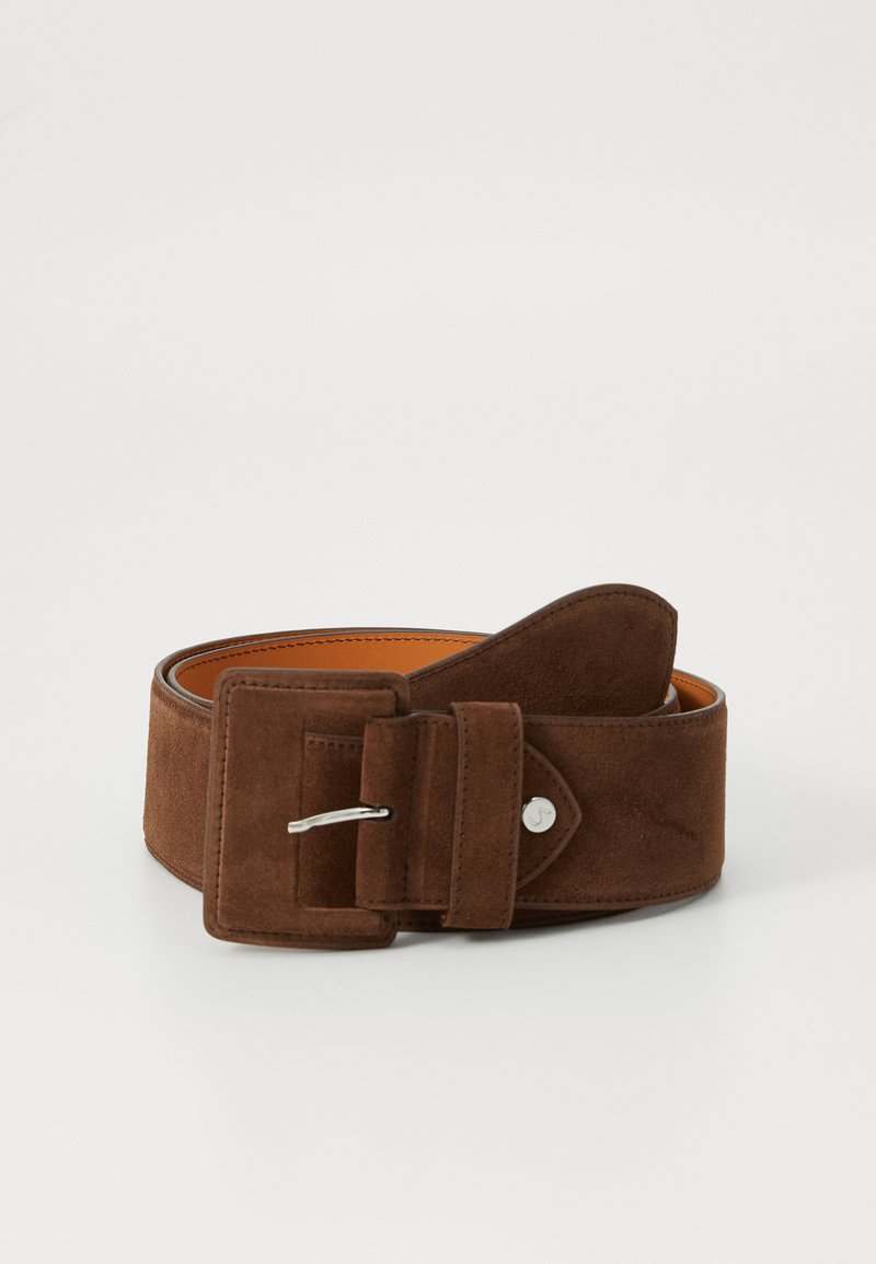 Brauner Wildledergürtel mit einem breiten Design. Verfügt über eine quadratische Metallschnalle und eine innere Lederfutter. Texturierte Oberfläche mit glatten Kanten.