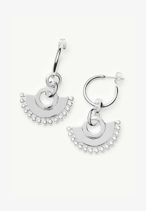 Srebrne naušnice u obliku obruča s visećim polukružnim privjescima ukrašenim malim okruglim perlama duž donjeg ruba.