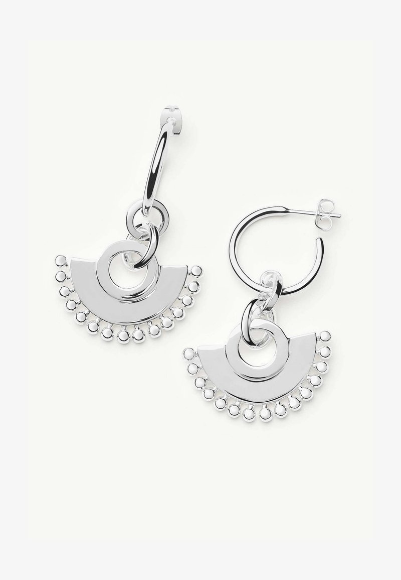 Ασημένια σκουλαρίκια κρίκοι με ημικυκλικά κρεμαστά στολίδια που διαθέτουν μικρές στρογγυλές χάντρες κατά μήκος του κάτω άκρου.