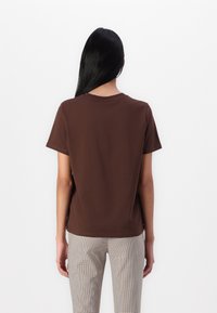 Pieces PCRIA SOLID TEE - T-shirts - chicory coffee