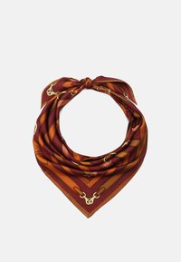 Zijden sjaal in bordeauxrood, met een geometrisch patroon en gouden accenten en bruine strepen, vastgebonden in een klassieke bandana-stijl.