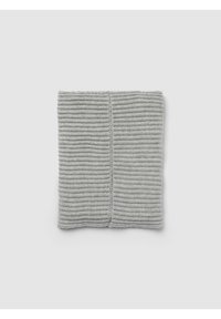 Coperta grigia lavorata a maglia con un motivo testurizzato a coste, caratterizzata da una cucitura centrale. Materiale morbido, forma rettangolare e colore uniforme in tutta la superficie.