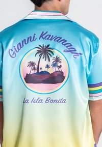 Kurzärmliges Hemd aus satin in einem Farbverlauf von Blau und Gelb, das eine tropische Szene mit Palmen zeigt, sowie den Text "Gianni Kavanagh" und "La Isla Bonita".