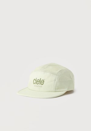 Casquette beige clair à cinq panneaux avec une visière incurvée, présentant le logo "ciele ATHLETICS" sur le panneau avant, affichée sur un fond uni.