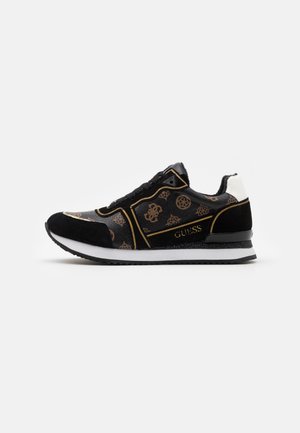 Zapatilla deportiva con patrón negro y marrón, suela blanca, puntera y talón de ante negro, detalles en oro y logotipo "GUESS" en el lateral.