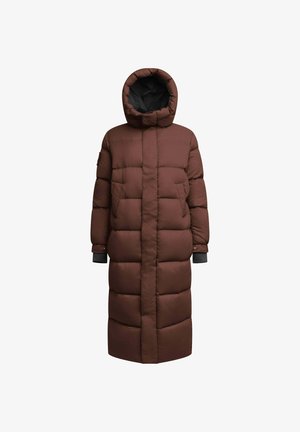 Brązowy puchowy płaszcz o długim, prostym kroju i kapturem. Pikowana faktura, boczne kieszenie oraz czarne mankiety rękawów dla dodatkowego ciepła.