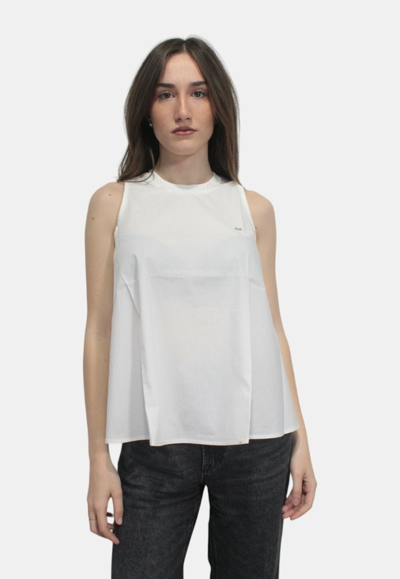Top bianco smanicato con scollatura alta, caratterizzato dal logo A|X. Realizzato in un tessuto morbido, con una vestibilità comoda e senza motivi visibili.