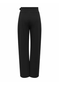Černé široké kalhoty s vysokým pasem, hladkou texturou a zavazovací ozdobou vzadu. Žádné viditelné vzory ani kovové prvky.