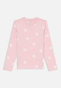 Langermet rosa bomullsskjorte med et mønster av hvite hjerter over hele, med teksten "GIRL" og rund hals.