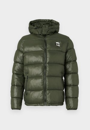 Olívazöld párnázott dzseki kapucnival, elülső cipzárral, cipzáras oldalsó zsebekkel és napszemüveges kis karakterlogóval a mellen.