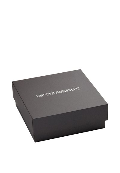 Boîte en carton noir à texture lisse, arborant le logo "EMPORIO ARMANI" en blanc sur le couvercle. Forme carrée, bords légèrement surélevés.