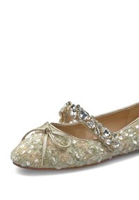 Bailarinas de lentejuelas doradas y beige con una tira decorativa de cristales, puntera redonda y un pequeño lazo en la parte delantera. Superficie de tejido texturizado.
