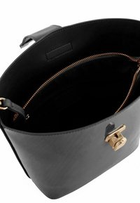 Bolso tipo cubo de cuero negro con cierre de tono dorado, bolsillo interior con cremallera y textura suave. Diseño de apertura superior que revela un compartimento interior espacioso.