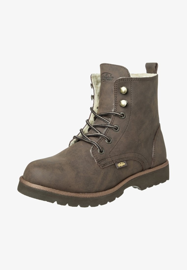 Botte d'hiver marron à lacets avec doublure en fourrure, œillets métalliques et semelle robuste, conçue pour temps froid et usage extérieur.