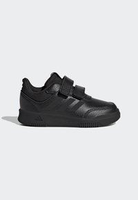 Scarpa sportiva nera con tomaia in pelle, linguetta in rete, due cinturini in velcro regolabili e suola in gomma testurizzata. Accento a tre strisce sul lato.