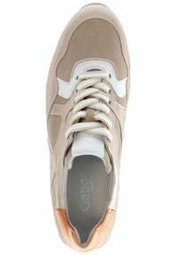 Sneaker in pelle beige con una tomaia in suede, dettagli bianchi e materiali leggeri texturizzati. Occhielli con sei lacci e soletta imbottita.