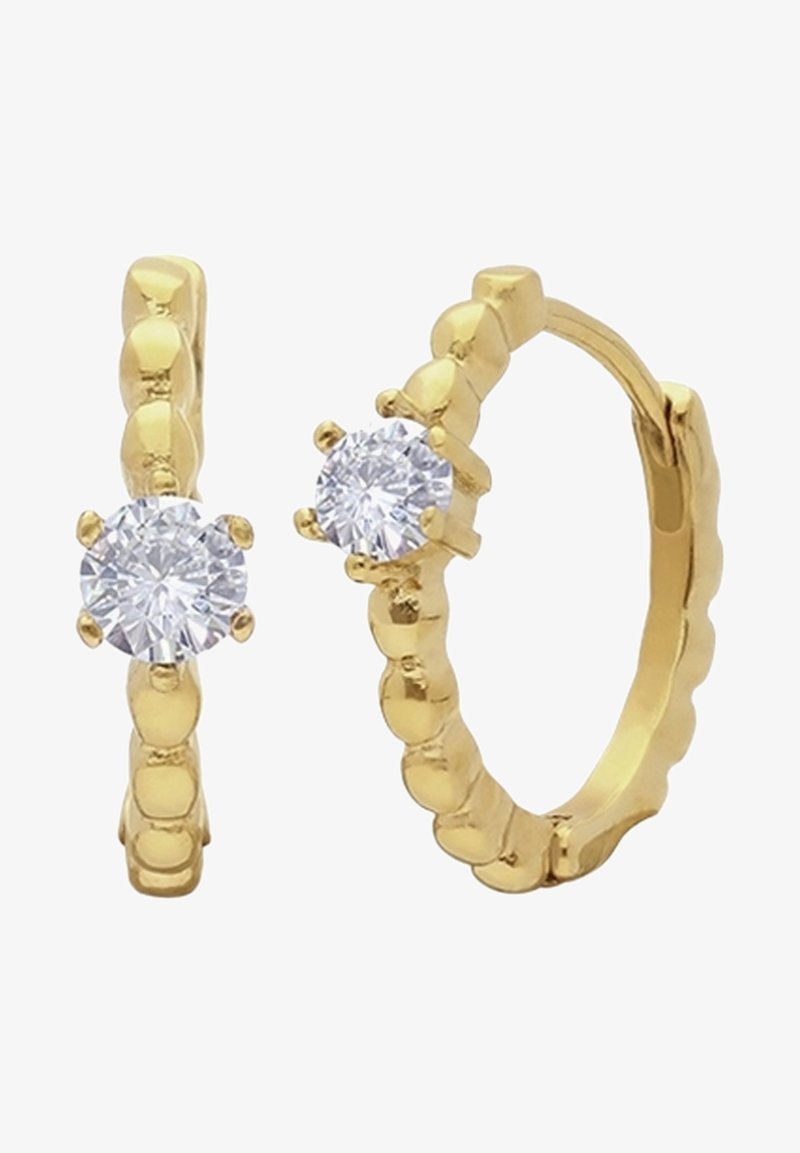 Gouden hoop oorbellen met een gestructureerd ontwerp en cirkelvormige accenten. Elke oorbel heeft een heldere, ronde steen gezet in een zes-punts zetting.
