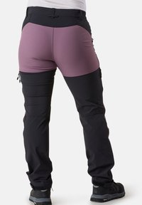 Pantaloni da trekking neri e viola con un design aderente; presentano tasche con zip e una finitura testurizzata sulla parte inferiore delle gambe.