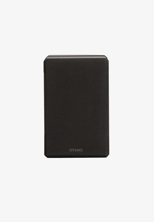 Crni pravokutni okvir izrađen od glatkog materijala, s minimalističkim dizajnom i suptilnim detaljem logotipa na dnu. Nema vidljivih hardverskih komponenti ili uzoraka.